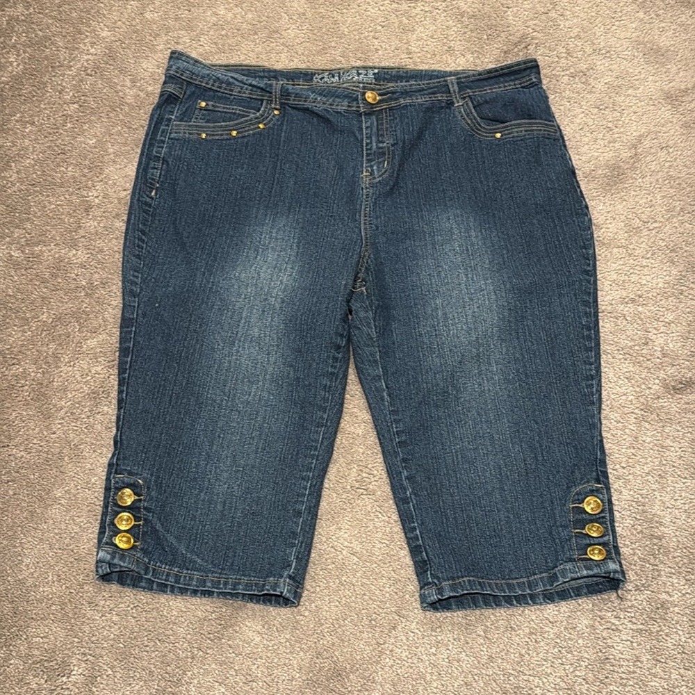 Kamikaze Medium Wash Denim Capri Jeans Gold Button Hem Stretch SIZE 22
